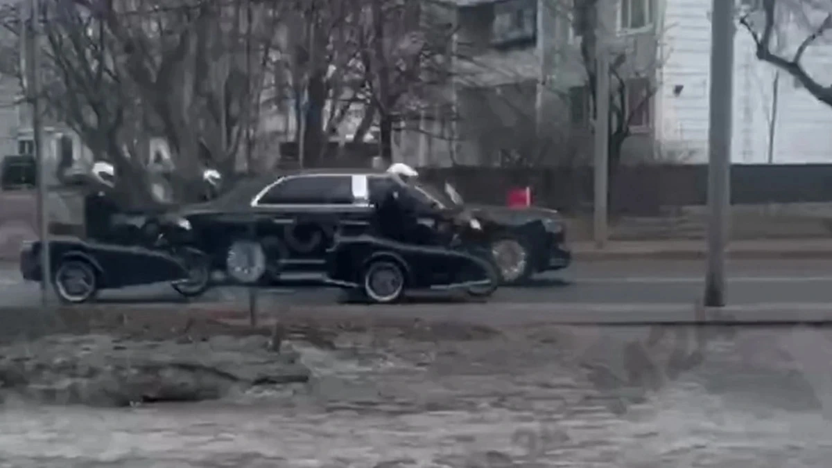 Афиша трансляции Кортеж Си Цзиньпина едет в аэропорт Внуково