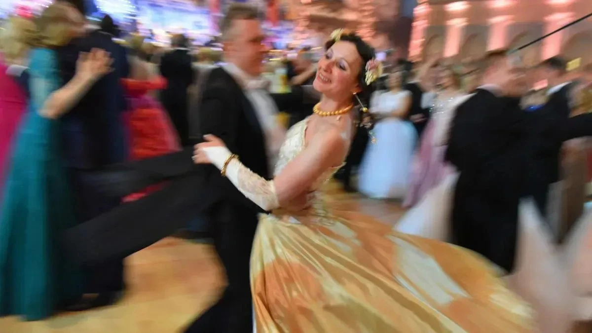 Афиша трансляции "Бал влюбленных" в Гостином Дворе