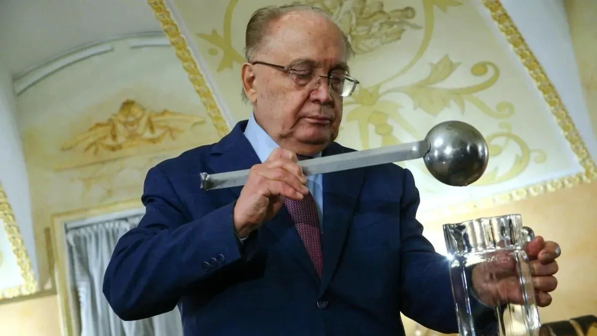 Афиша трансляции Ректор МГУ имени Ломоносова угостил студентов медовухой