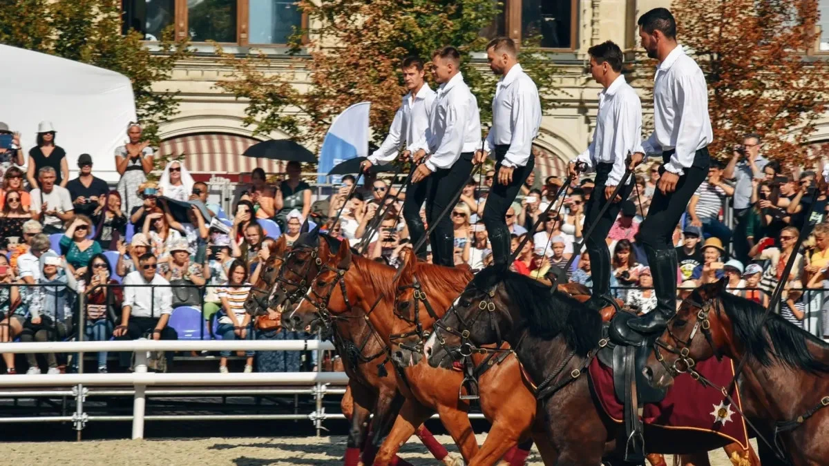 Афиша трансляции Шоу Кремлевской школы верховой езды на Красной площади