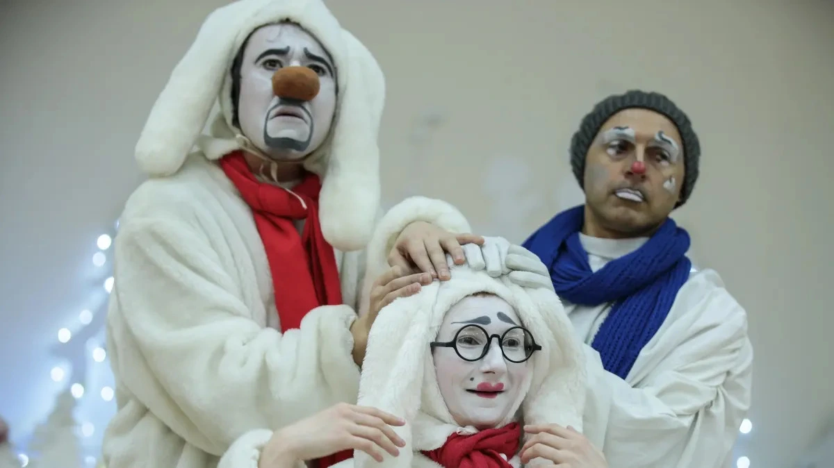 Афиша трансляции Путешествие мимов в стране облаков