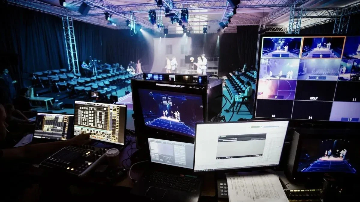 Афиша трансляции Закулисье  спектакля "Гамлет" в Новом Манеже