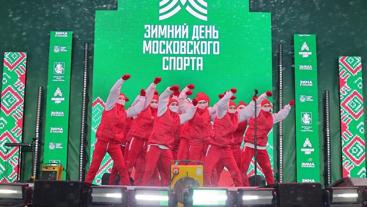 Афиша трансляции "Зимний день московского спорта" в стиле ретро