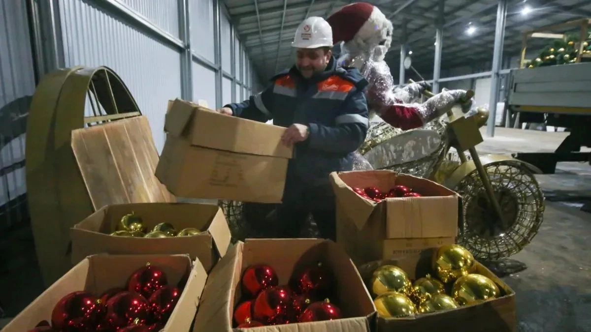 Афиша трансляции Экскурсия на один из складов с новогодними декорациями