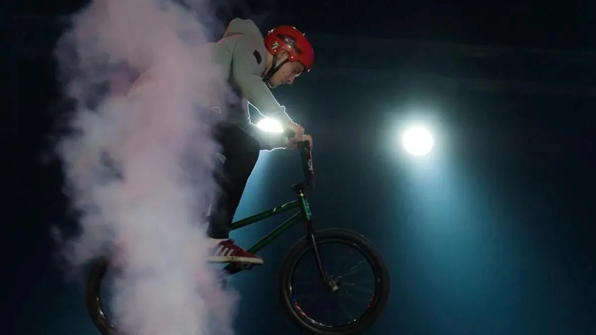 Афиша трансляции Шоу велоэкстремалов на "Стрелке"