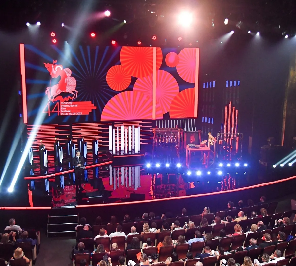 Афиша трансляции Красная ковровая дорожка на закрытии 44-го ММКФ