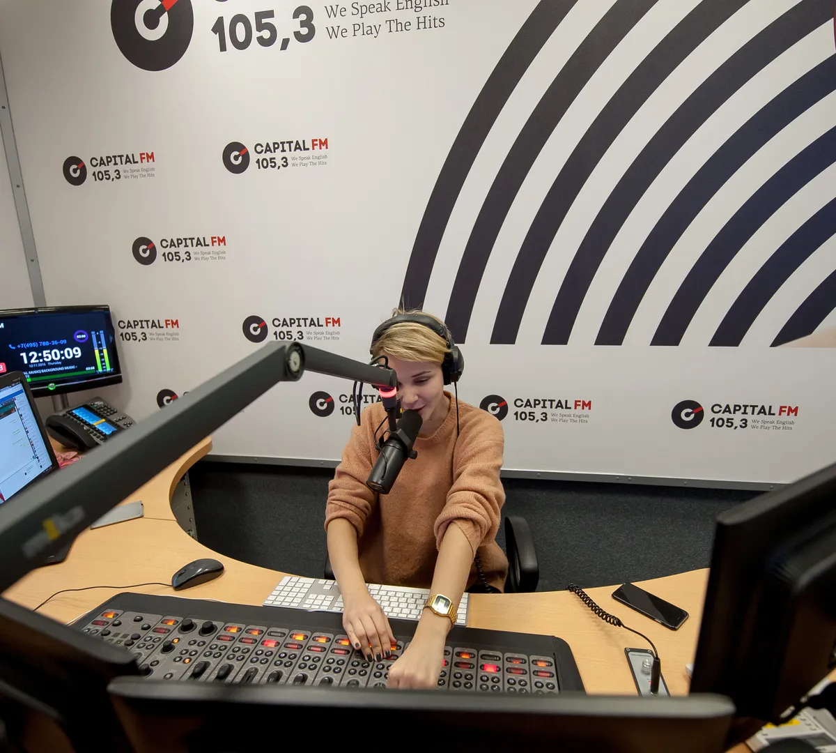 Афиша трансляции Команда Capital FM рассказывает о работе диджея