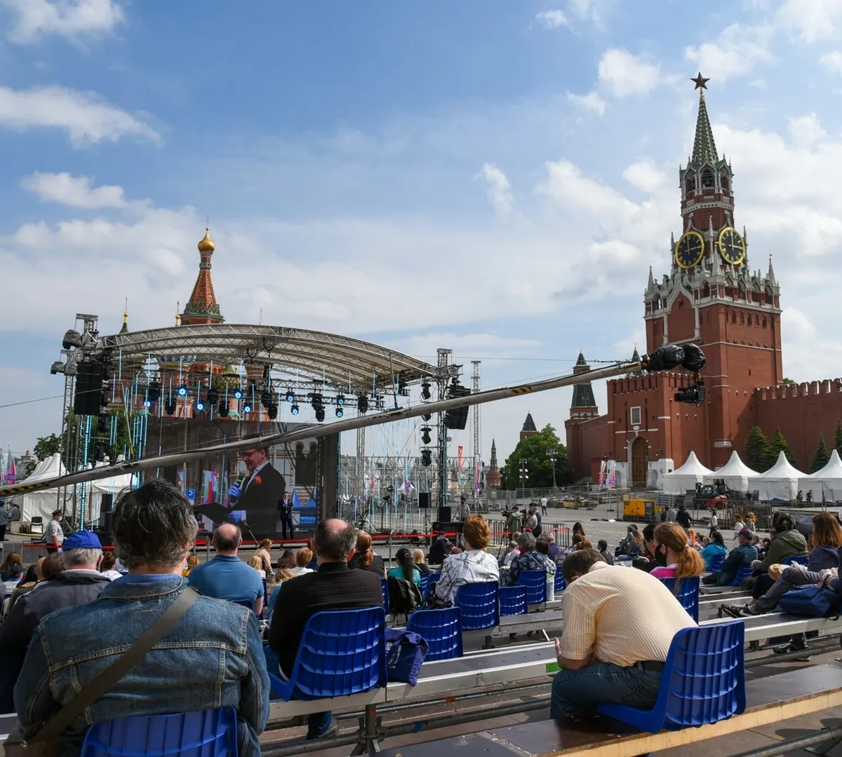 Афиша трансляции Как известные актеры и музыканты читают стихи Евтушенко