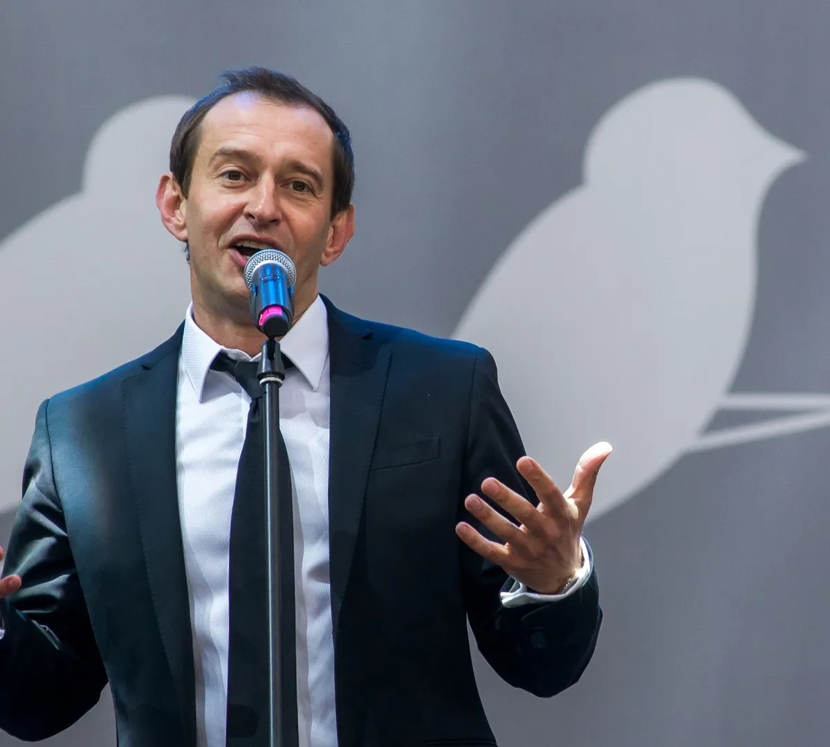 Афиша трансляции Константин Хабенский и молодые артисты исполняют Высоцкого