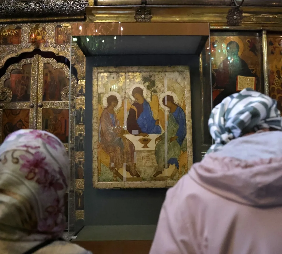 Афиша трансляции Верующие идут поклониться "Троице" Андрея Рублева