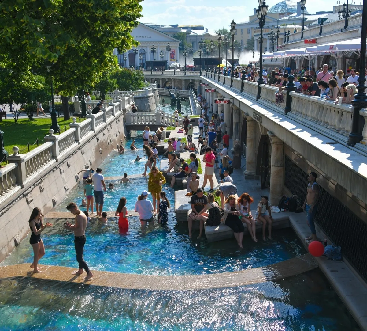 Афиша трансляции Как жители столицы спасаются от аномальной жары