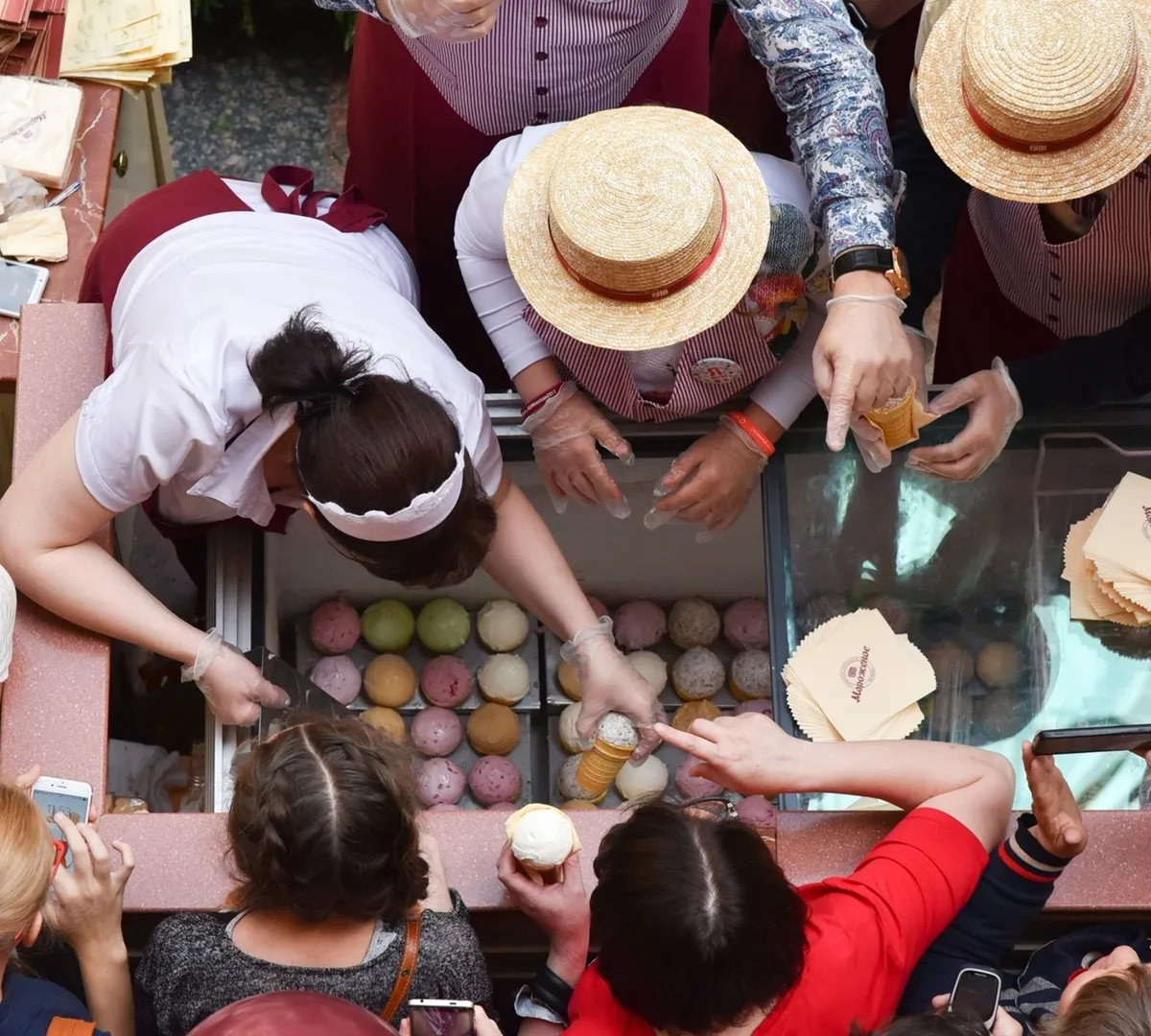 Афиша трансляции Известные артисты раздают мороженое в ГУМе