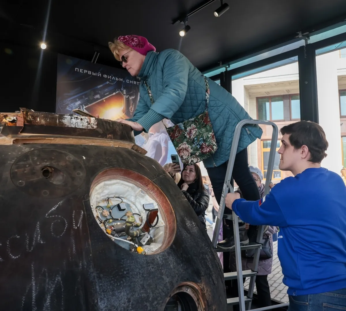 Афиша трансляции Космический аппарат из фильма с Юлией Пересильд