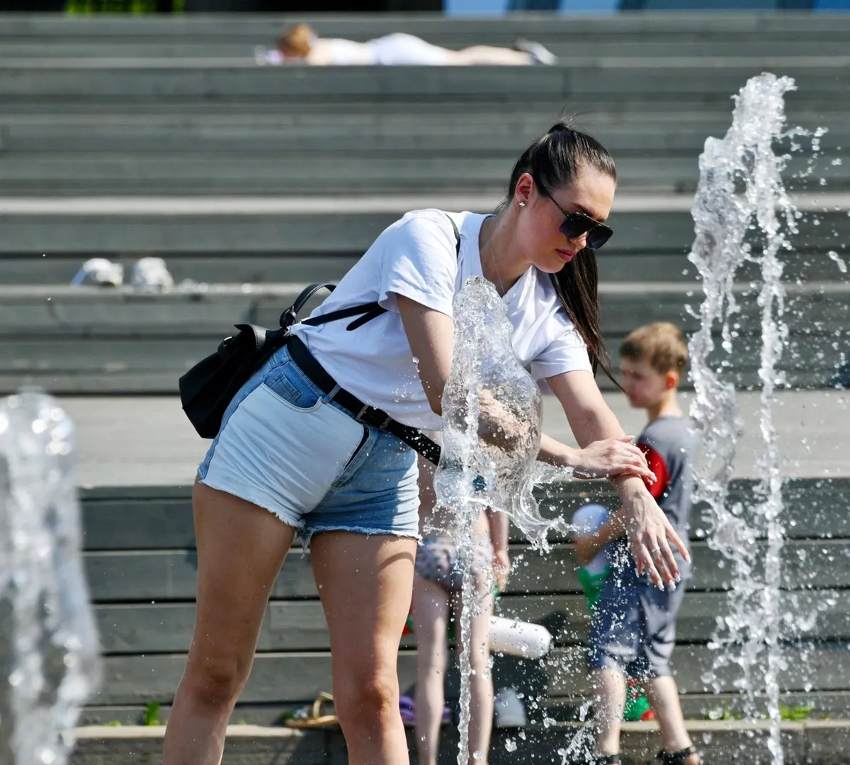 Афиша трансляции Горожане спасаются от жары