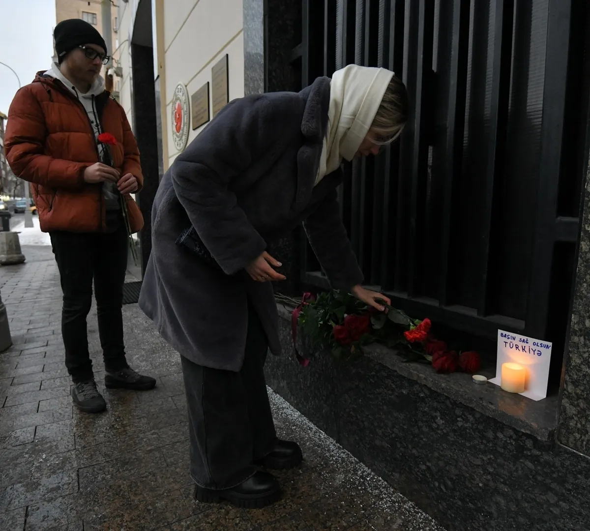 Афиша трансляции Москвичи несут цветы к посольству Турции