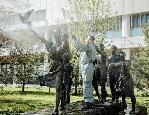 Афиша трансляции Моем вождей и проливаем свет на историю в парке "Музеон"