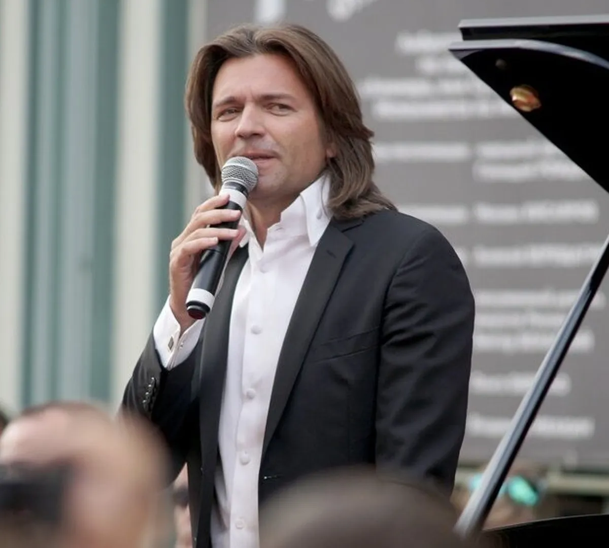 Афиша трансляции Певец Дмитрий Маликов поздравил женщин с 8 Марта