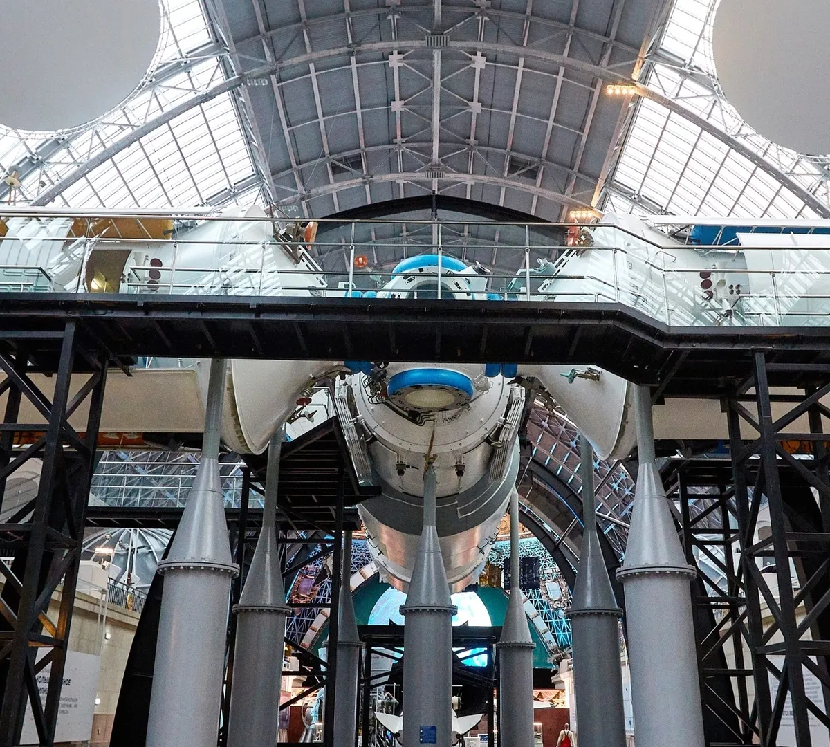 Афиша трансляции Экскурсия по базовому блоку орбитальной станции "Мир"