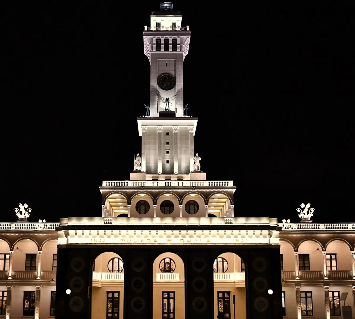 Афиша трансляции Проекционное шоу на здании Северного речного вокзала