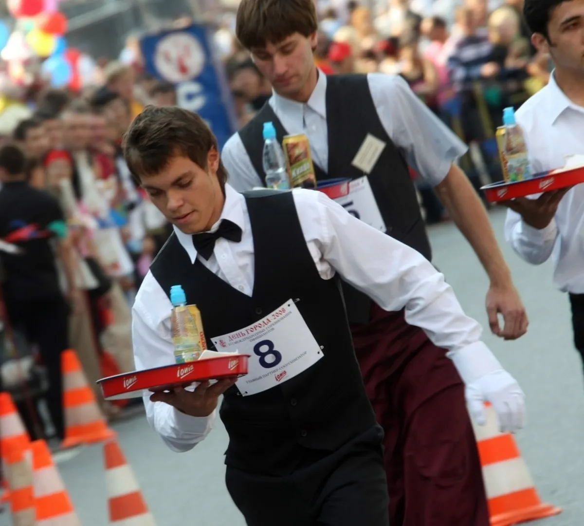 Афиша трансляции Забег 300 официантов с подносами в руках