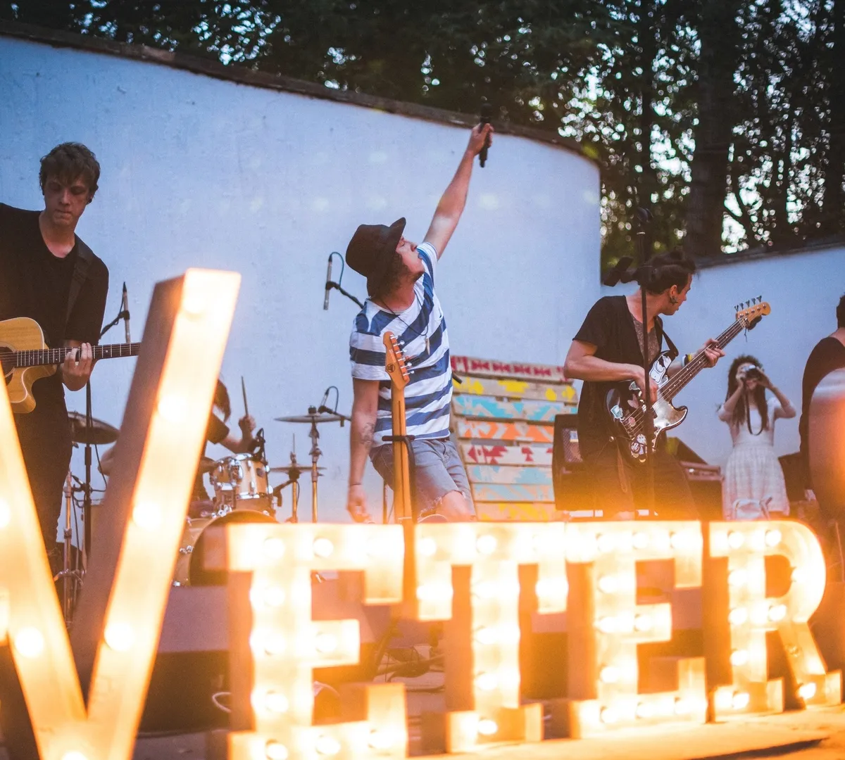 Афиша трансляции Летний концерт молодых групп Dezery и Vanyn