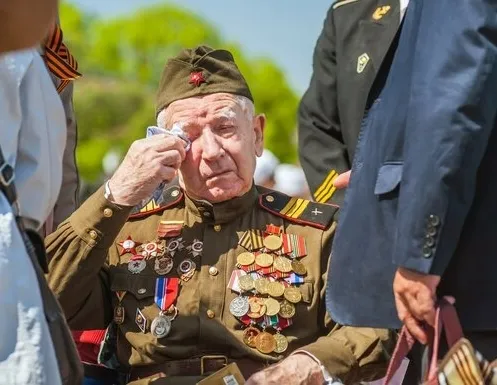 Афиша трансляции Артисты исполнили "День Победы" на балконе