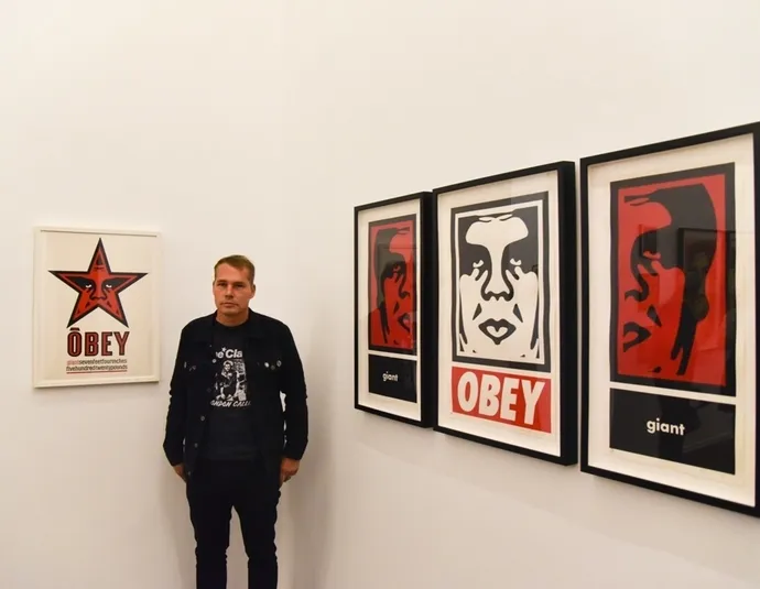 Афиша трансляции Художник Шепард Фейри рассказал о России и своем творчестве 