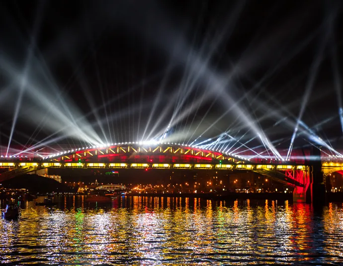 Афиша трансляции Мультимедийное шоу "Река света" на московских берегах 