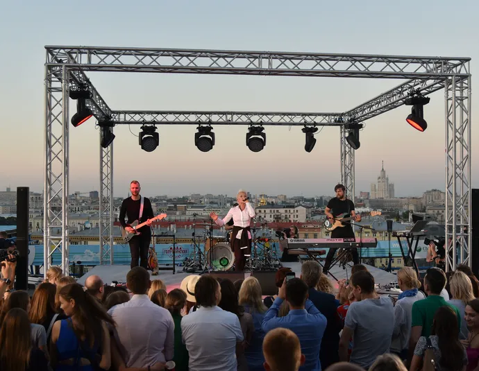 Афиша трансляции МузСалон24: мастер-класс Дианы Арбениной по игре на гитарах 