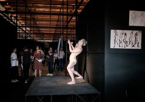 Афиша трансляции Экскурсия от Кати Бочавар по выставке "Здесь и сейчас!" 