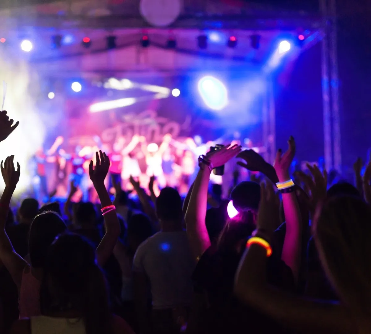 Афиша трансляции Общаемся с известными артистами на новогоднем шоу