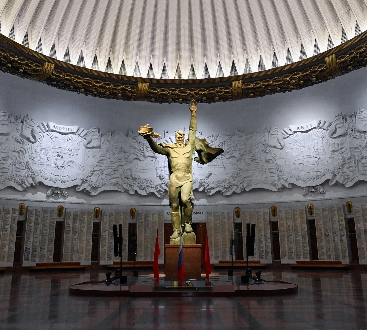 Афиша трансляции Возложение цветов в честь Дня героев Отечества