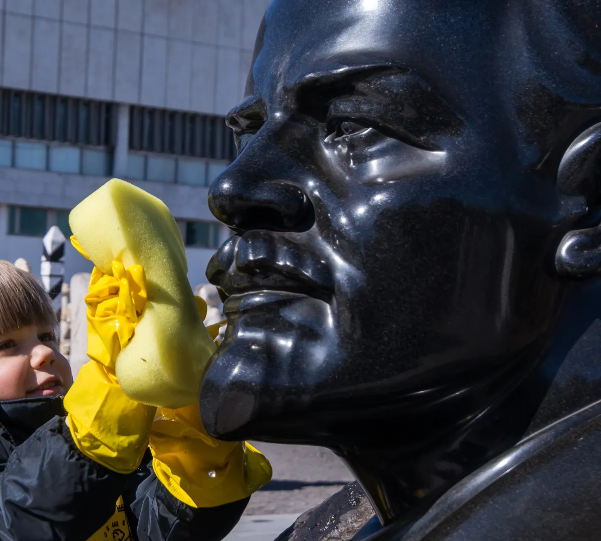 Афиша трансляции Москвичи моют головы политикам и классикам в парке "Музеон"