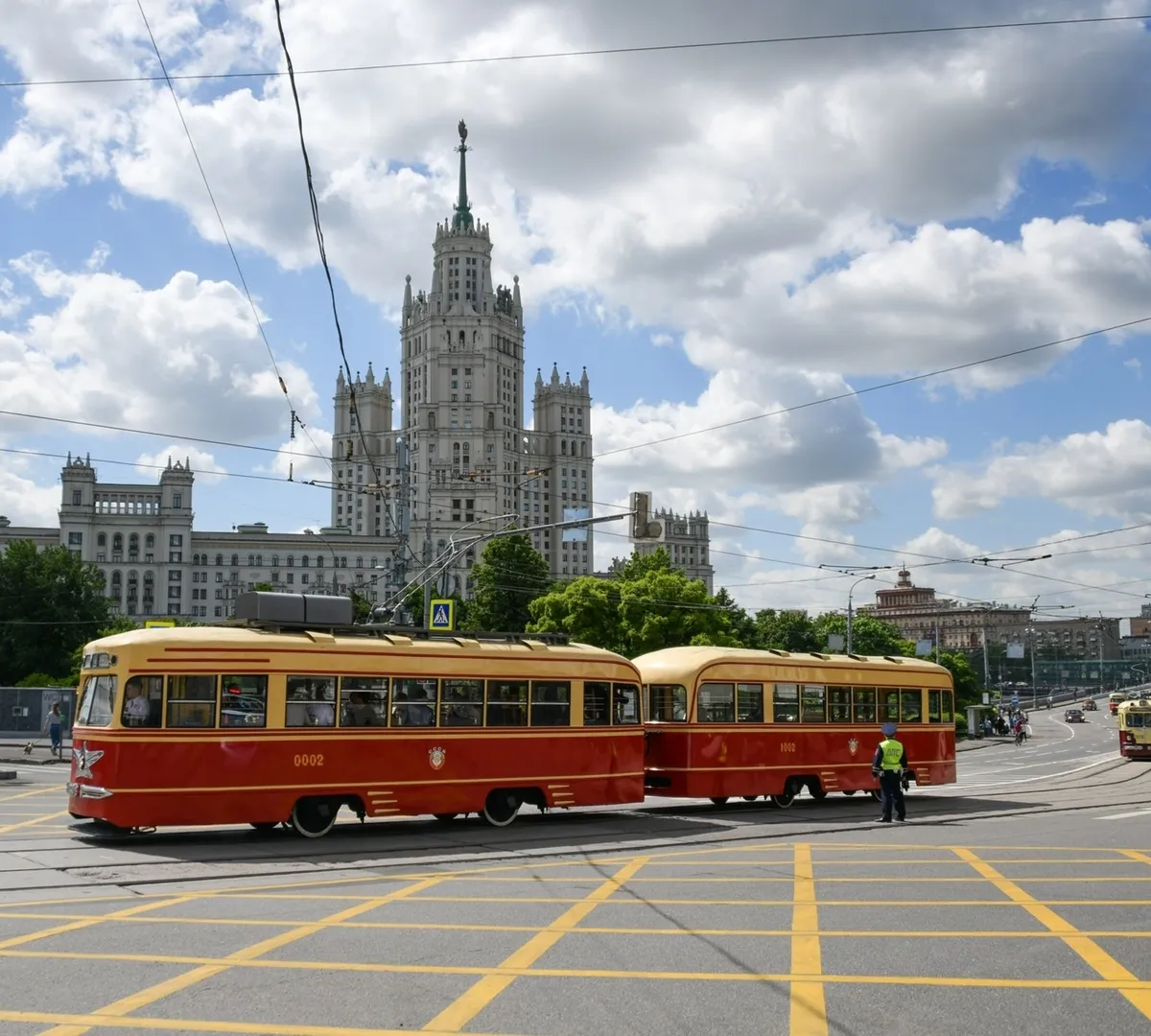 Афиша трансляции Парад ретротранспорта в центре Москвы