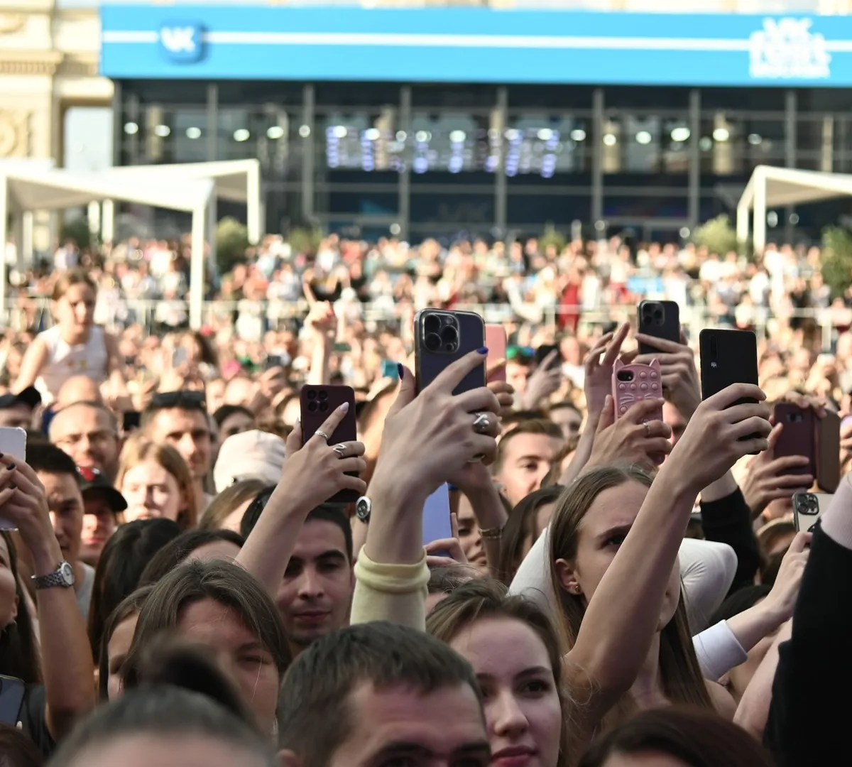 Афиша трансляции Обзор фестиваля VK Fest в "Лужниках"