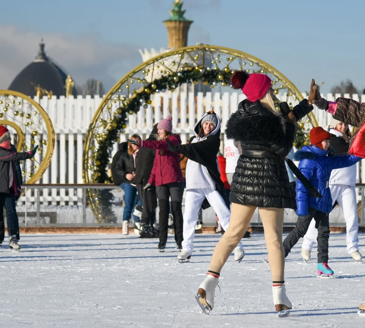 Афиша трансляции Массовый танец в стиле диско на катке ВДНХ
