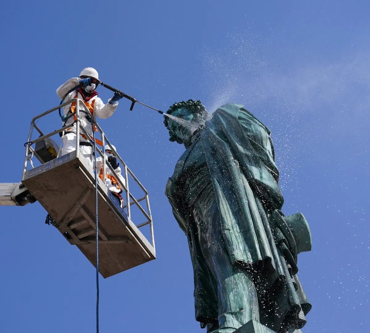 Афиша трансляции Как специалисты промывают памятник Пушкину после зимы