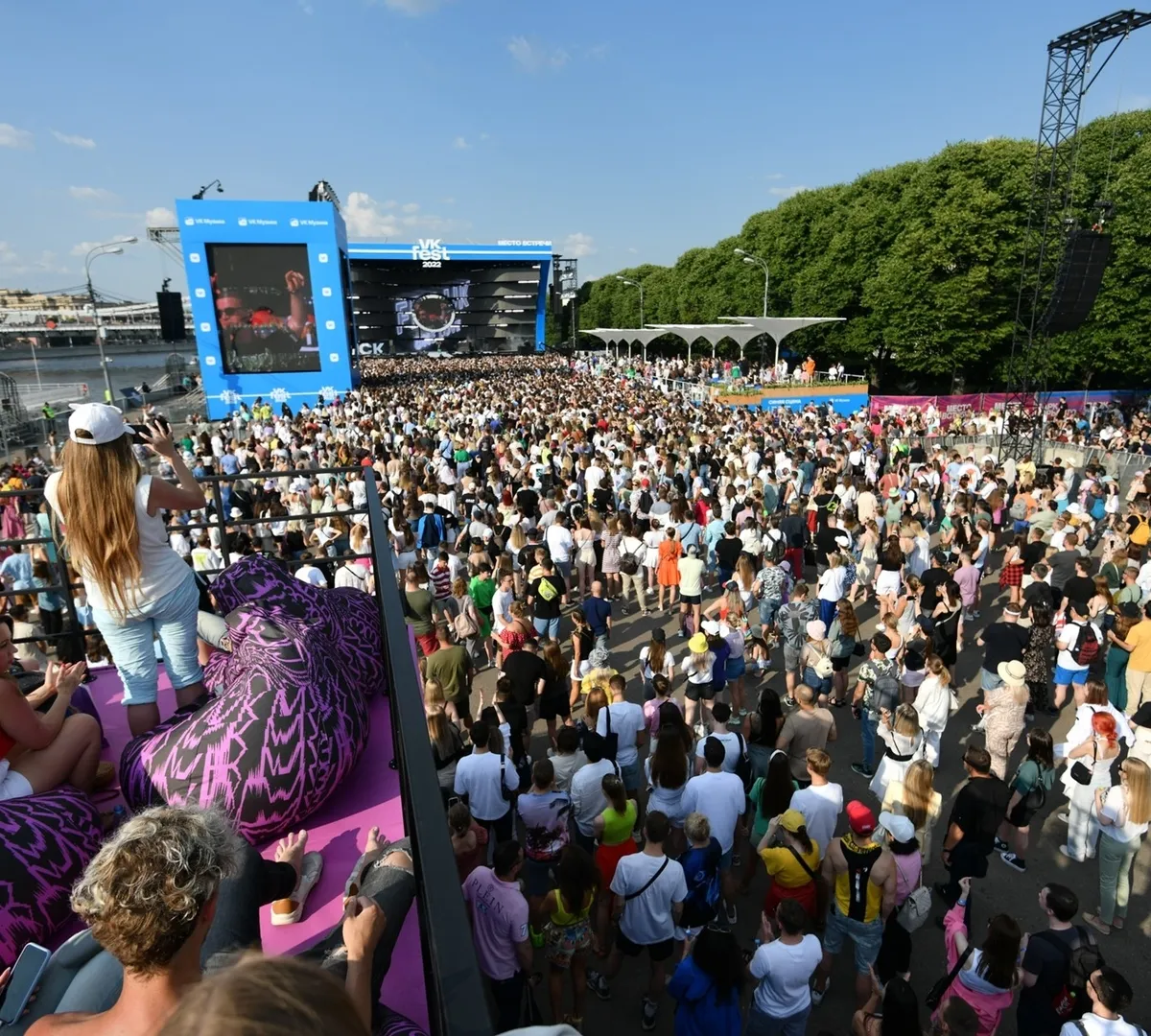 Афиша трансляции Обзор фестиваля VK Fest в Парке Горького