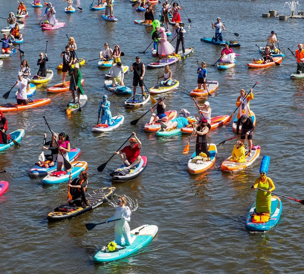 Афиша трансляции Костюмированный заплыв на сап-досках