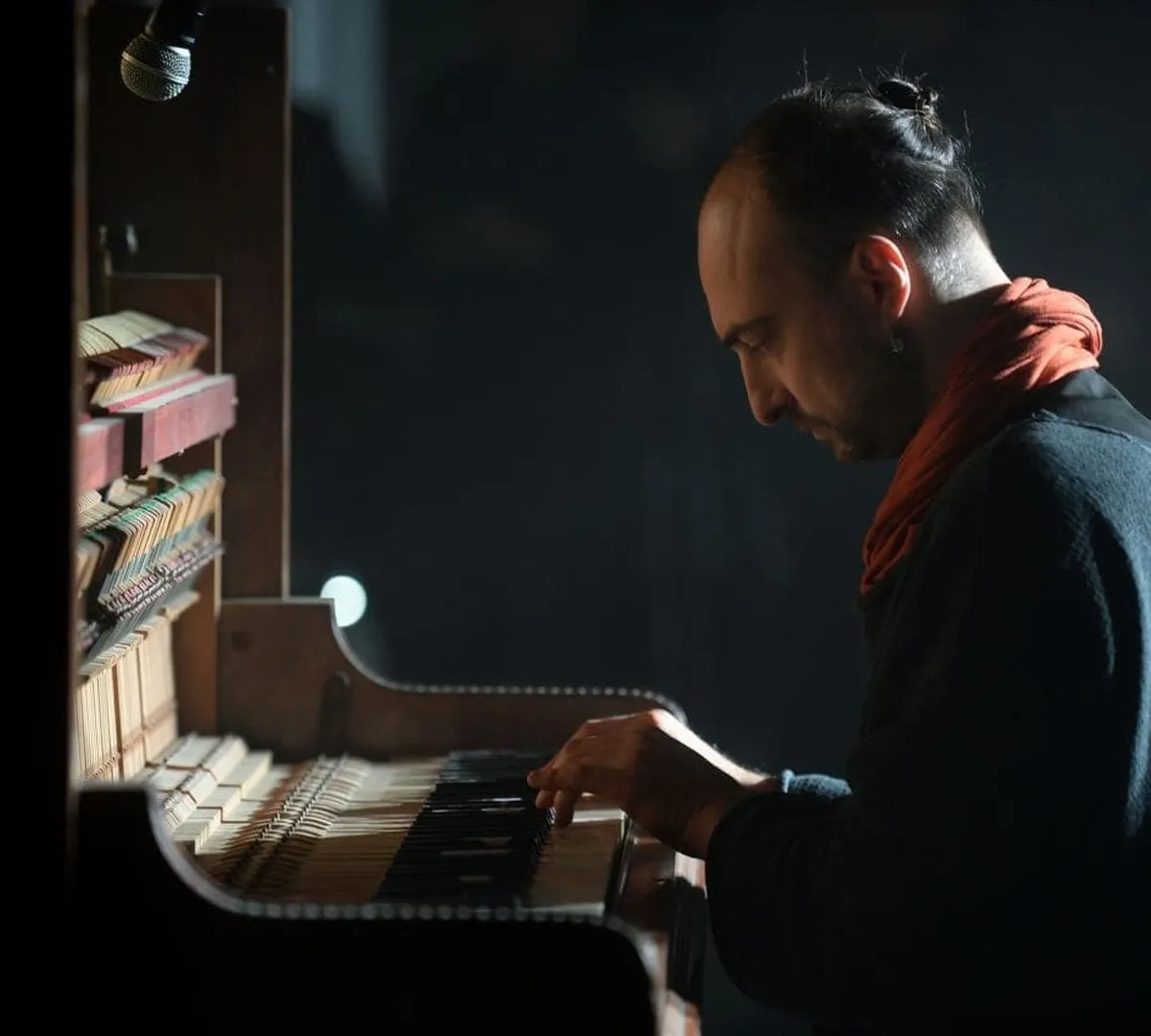 Афиша трансляции Концерт-перформанс Петра Айду "Границы времени"