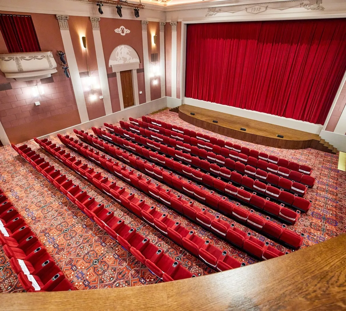 Афиша трансляции Звезды на светском показе фильма "Французский вестник"