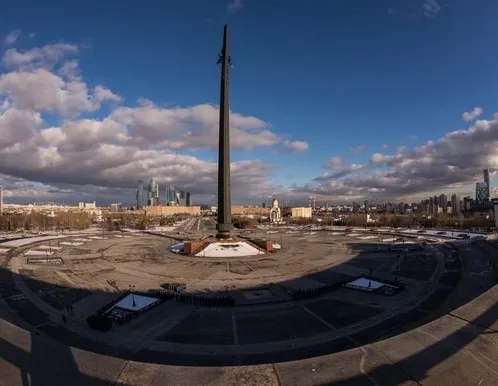 Афиша трансляции Как очищают монумент Победы на Поклонной горе после зимы