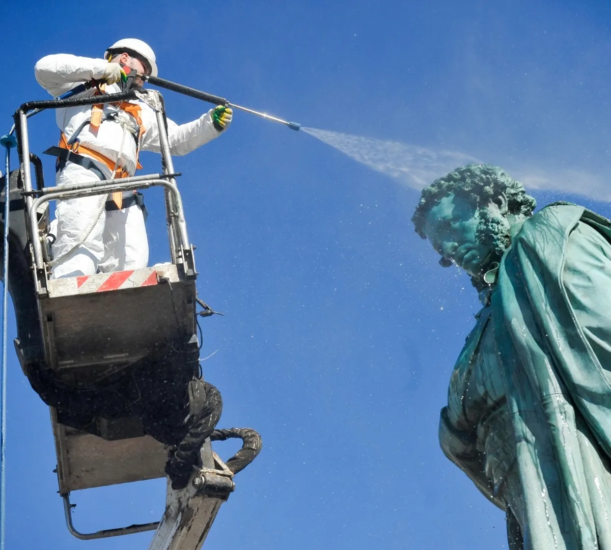 Афиша трансляции Как памятник Пушкину промывают после зимы