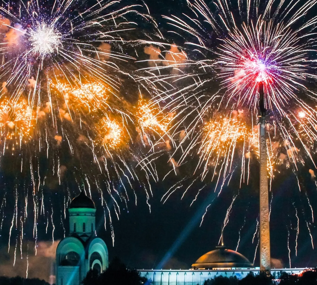 Афиша трансляции Праздничный фейерверк в честь Дня Победы
