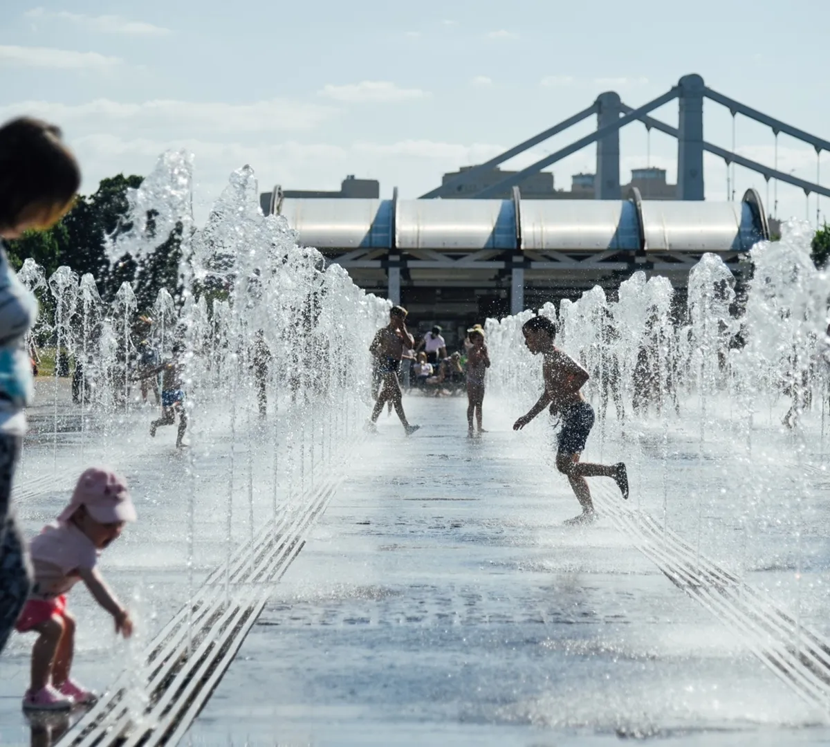 Афиша трансляции Как горожане спасаются от жары