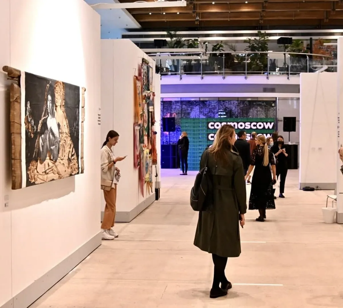 Афиша трансляции Экскурсия по выставке современного искусства Cosmoscow