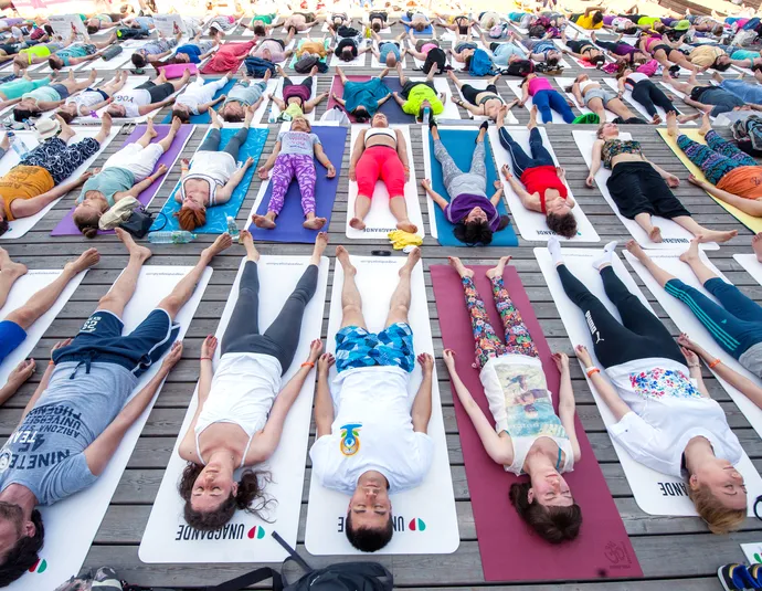 Афиша трансляции 108 приветствий Солнцу