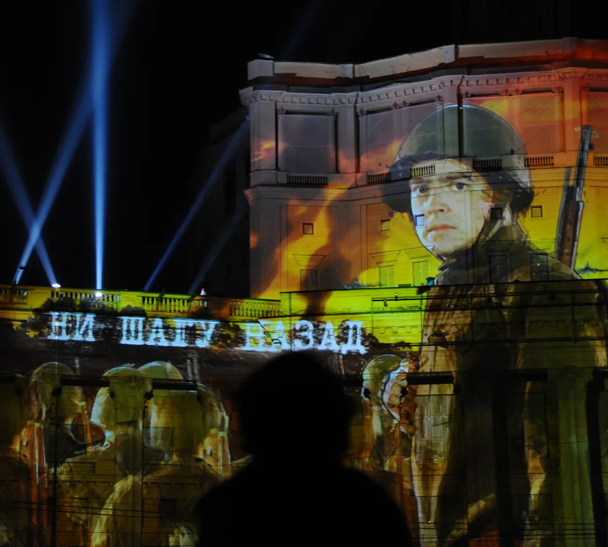 Афиша трансляции Военные фильмы на фасаде театра Российской армии