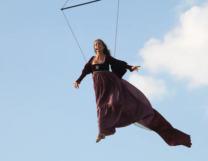 Афиша трансляции "Золотая маска" в городе": уличный спектакль "Король Лир"