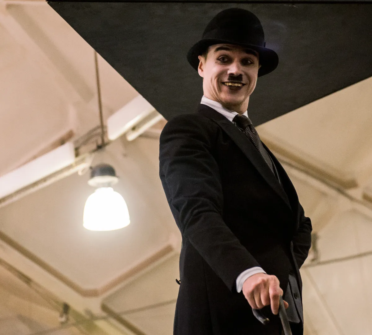 Афиша трансляции Актеры  мюзикла "Чаплин" выступили на Даниловском рынке